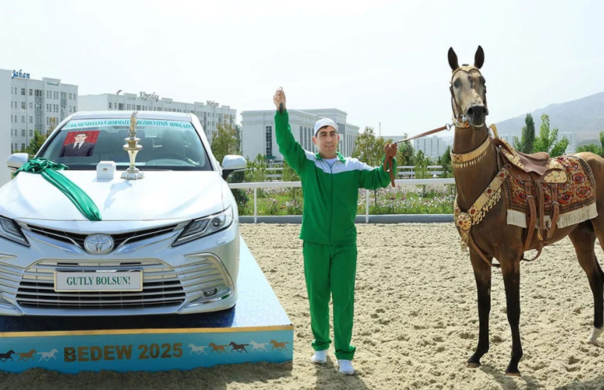 Ahalteke atlarynyň halkara gözellik bäsleşiginde ýeňiji bolan atyň eýesine «Toýota Camry V6» kysymly ýeňil awtoulag berildi