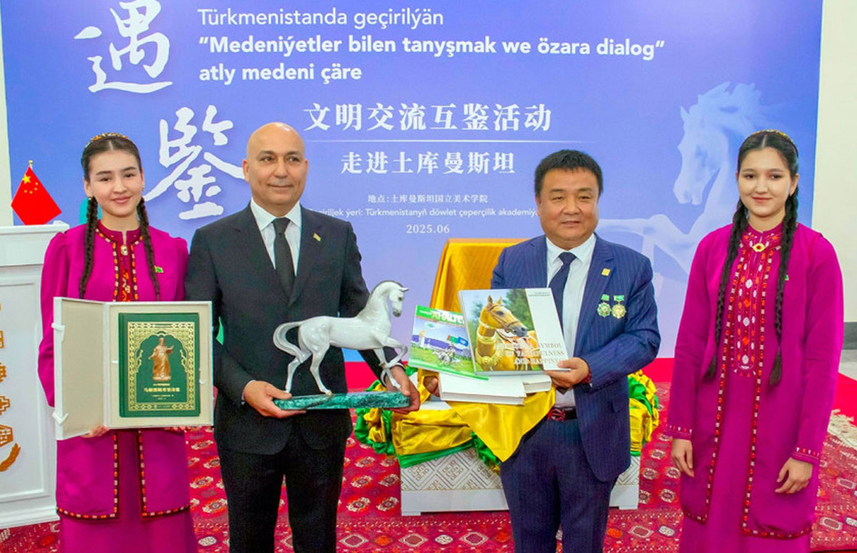 Aşgabatda Hytaýyň farfor önümleriniň we atşynaslyga degişli gymmatlyklarynyň sergisi açyldy
