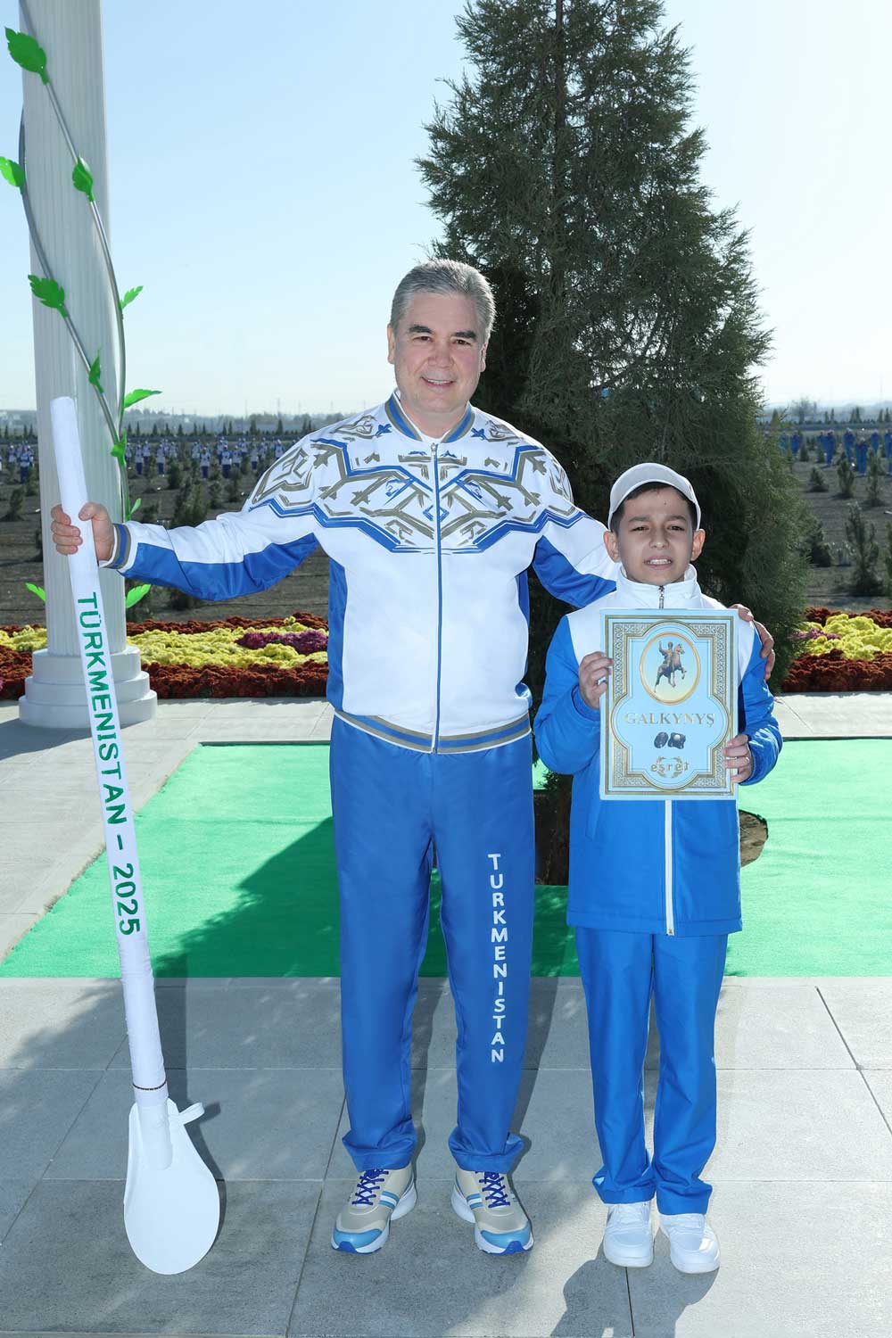 Türkmen halkynyň Milli Lideri, Türkmenistanyň Halk Maslahatynyň Başlygy Gahryman Arkadagymyz köpçülikleýin bag ekmek dabarasyna gatnaşdy