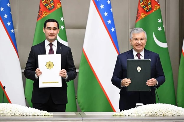Türkmenistan bilen Özbegistanyň arasynda ikitaraplaýyn resminamalara gol çekildi